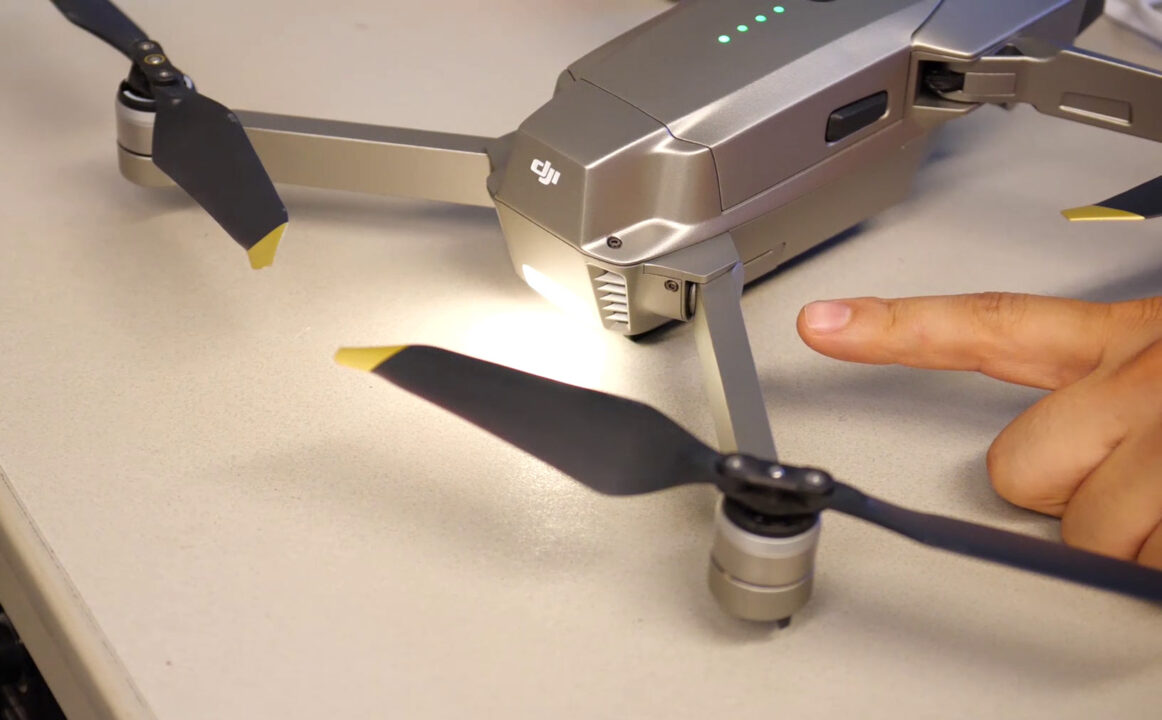 Blinking yellow light at the back of the DJI Mavic Pro